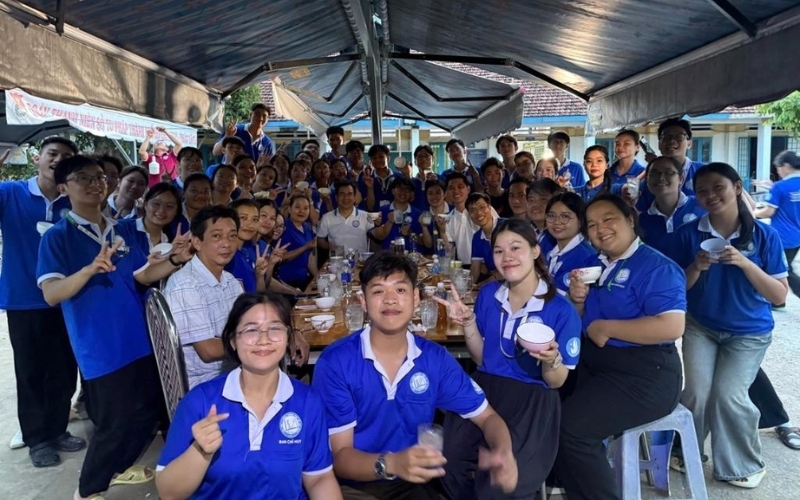 Áo thun tình nguyện có hình Đại học Y Dược TP HCM logo