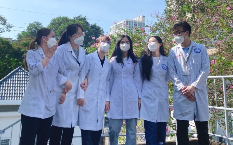 Đồng phục Đại học Y Dược TPHCM áo blouse phải có form dáng vừa vặn, chuyên nghiệp