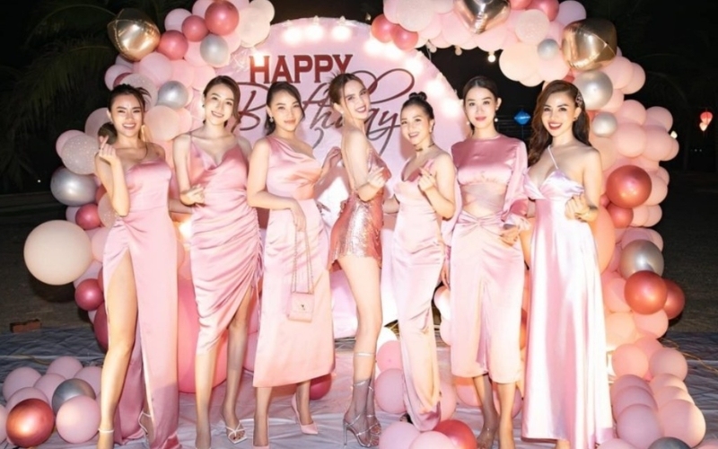 Việc tuân thủ dress code dự tiệc giúp cho buổi tiệc trở nên đẹp và trang trọng hơn