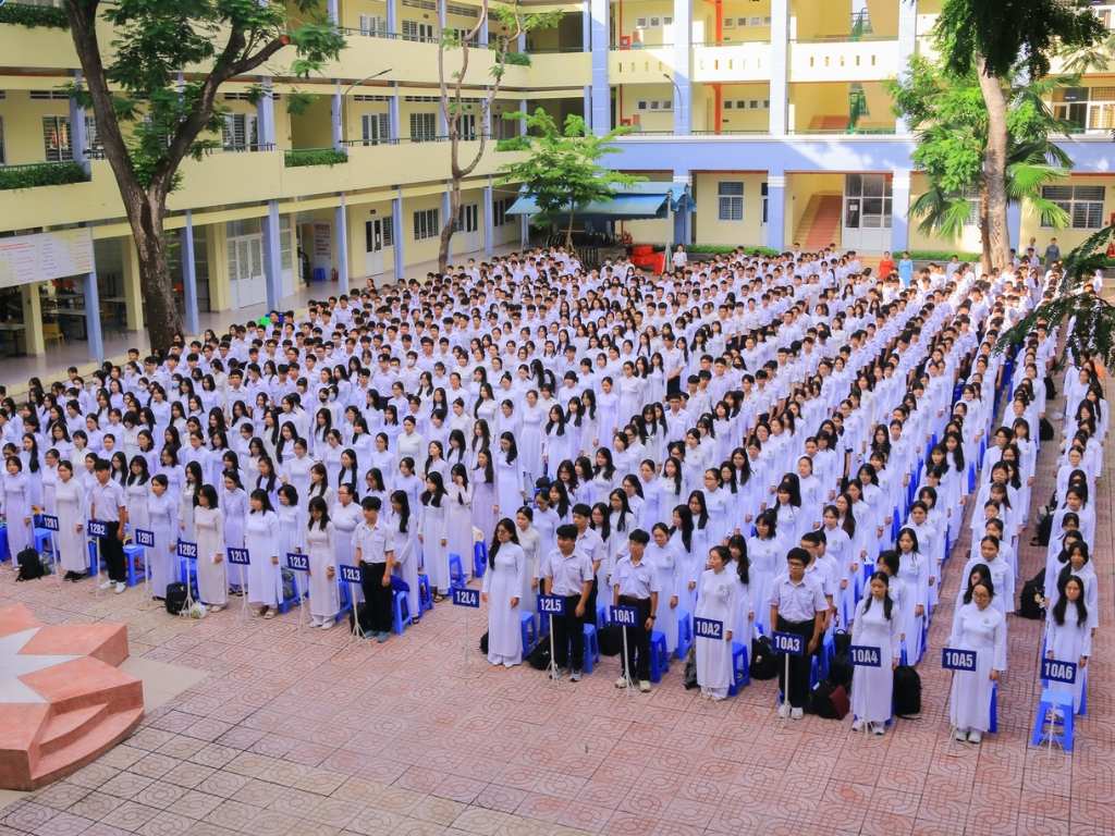 Đặt đồng phục số lượng lớn cho cả trường giúp giảm đơn giá của mỗi sản phẩm