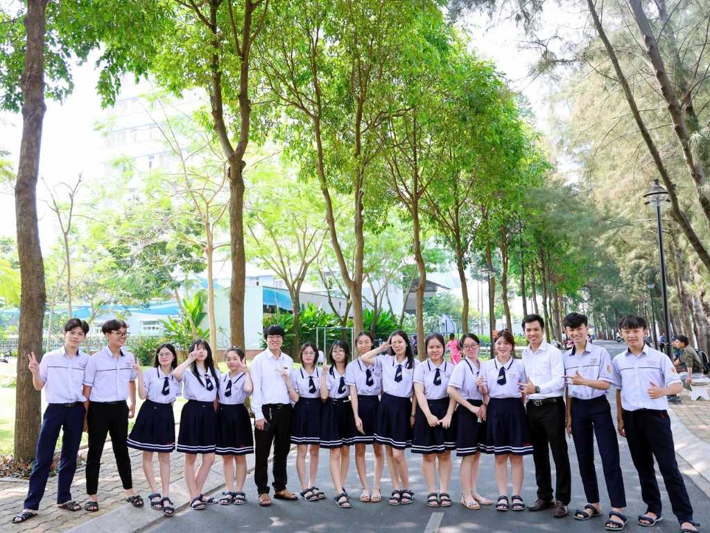 Đồng phục chính khóa của trường THCS THPT Bán trú & Nội trú Hồng Hà