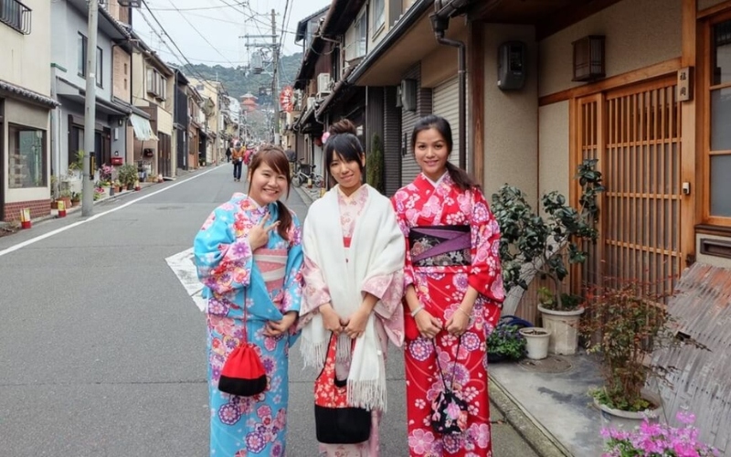 Đi du lịch Nhật Bản nên mặc gì? Bạn có thể mặc Kimono – y phục truyền thông của Nhật Bản