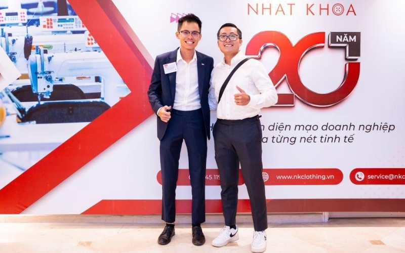 Nhất Khoa sẽ giúp bạn tìm hiểu về trang phục tái chế từ giấy báo