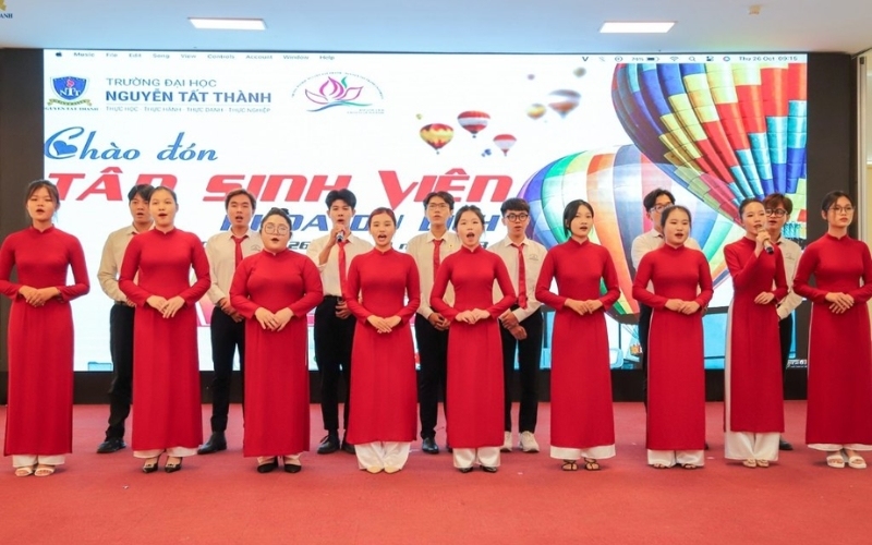 Đồng phục áo dài cho sinh viên khoa Du lịch trường Nguyễn Tất Thành