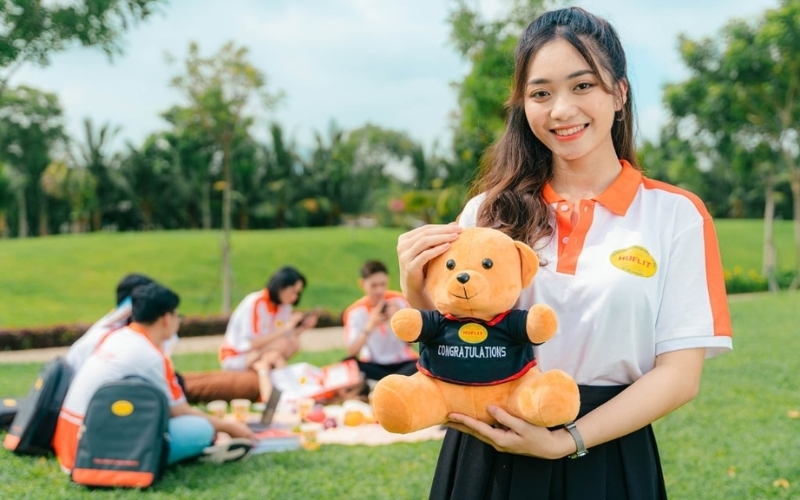 Hình in logo HUFLIT trên áo đồng phục phải rõ ràng và sắc nét