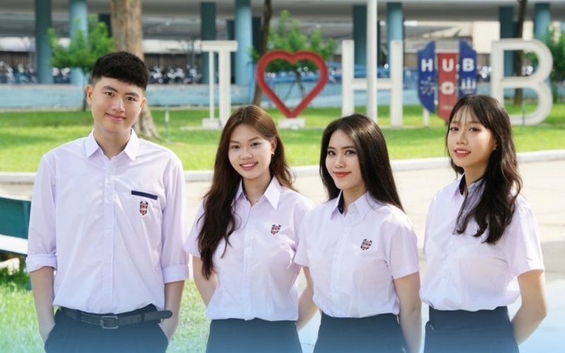 Đồng phục áo sơ mi thêu logo trường Đại học Ngân hàng