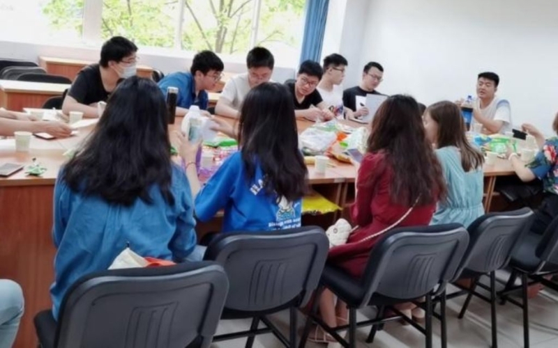Bạn hãy khuyến khích mọi người tương tác với nhau một cách tự nhiên