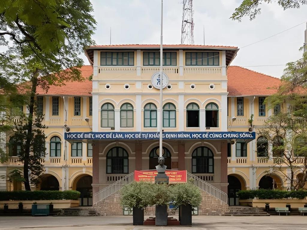 Một trong những khẩu hiệu trong trường phổ thông khơi dậy tinh thần học tập