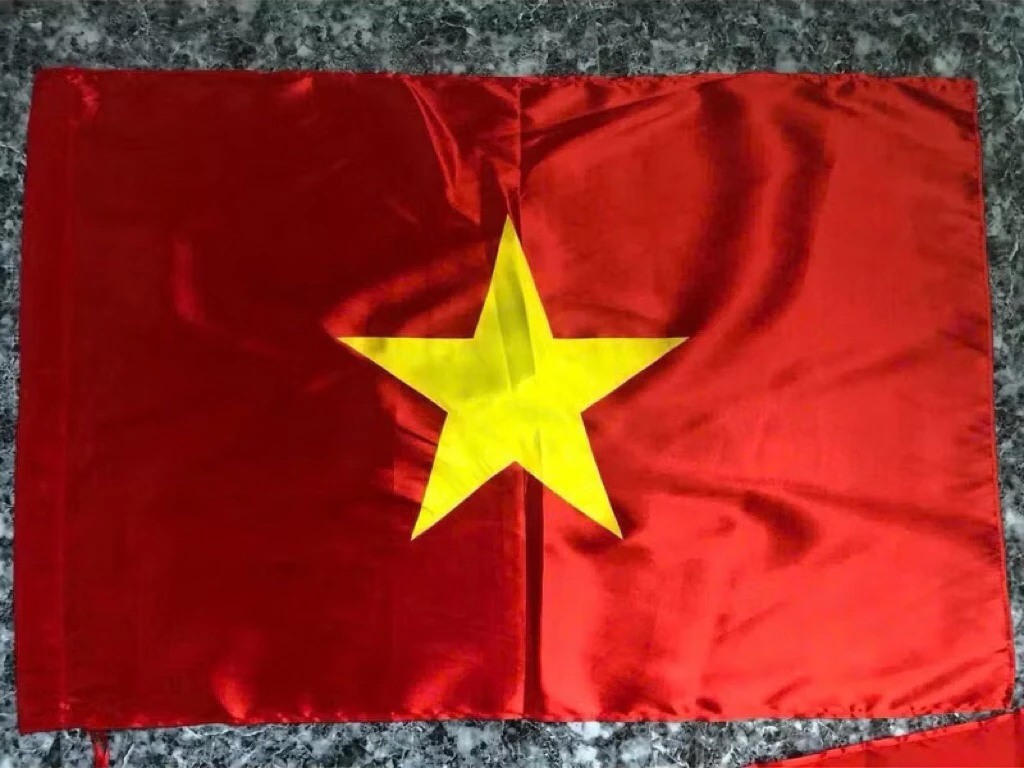 Vải phi bóng là chất liệu phổ biến nhất để may những lá cờ của Việt Nam