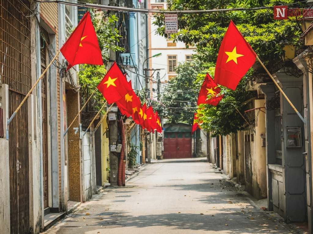 Việc treo cờ Việt Nam 30 4 thể hiện lòng biết ơn đối với các anh hùng đã hy sinh