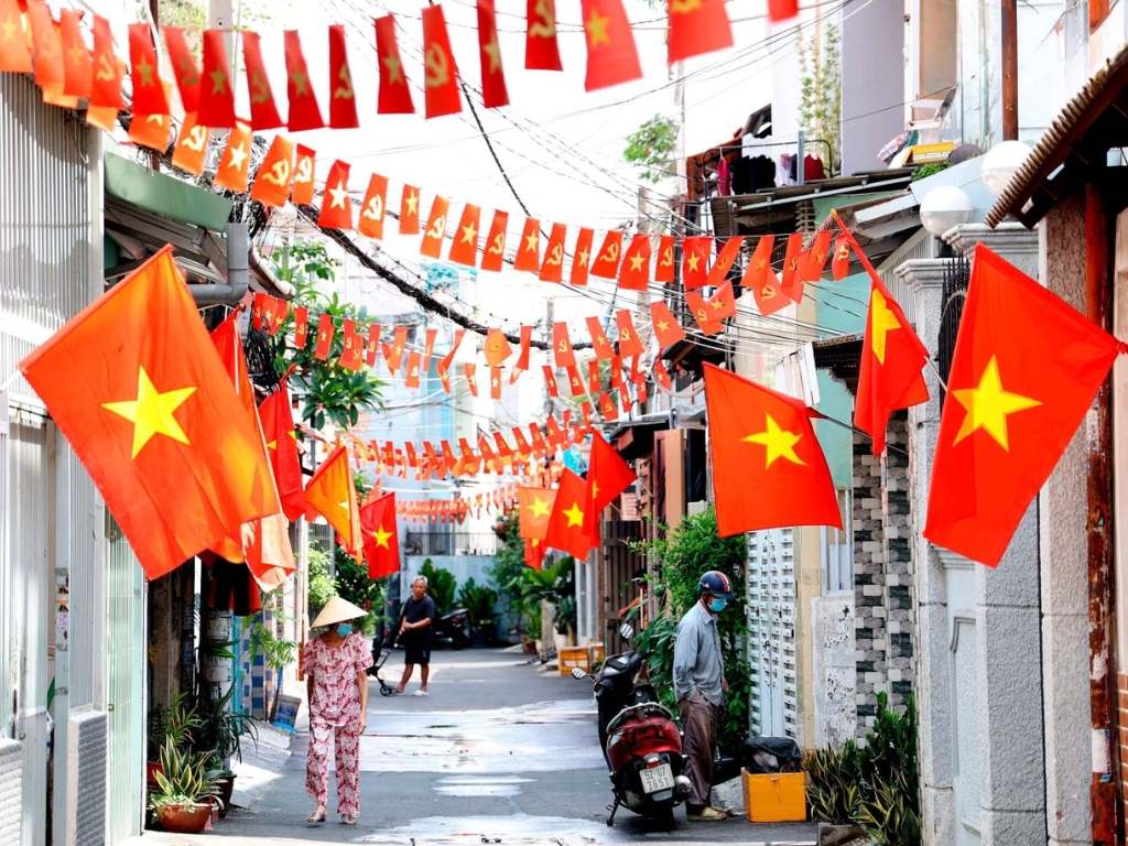 Lá cờ Việt Nam 30 4 nên được treo ở vị trí phía trước nhà