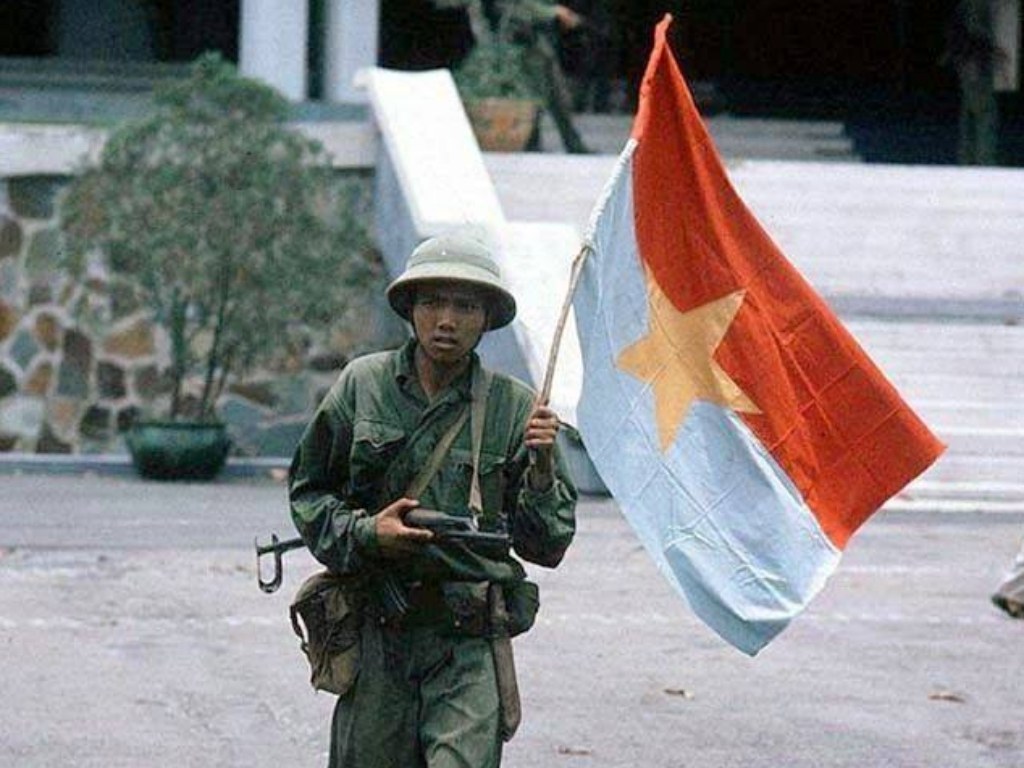 Cờ Việt Nam nửa đỏ nửa xanh được sử dụng từ năm 1960 - 1975