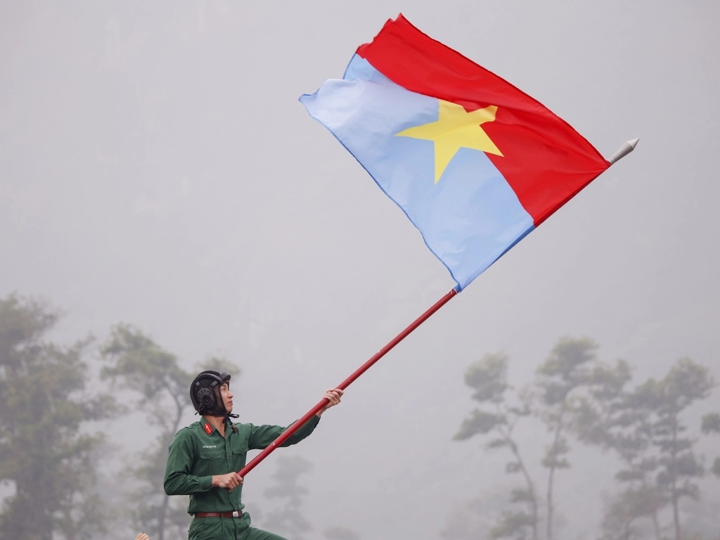 Cờ Việt Nam nửa đỏ nửa xanh tượng trưng cho cuộc đấu tranh thống nhất đất nước