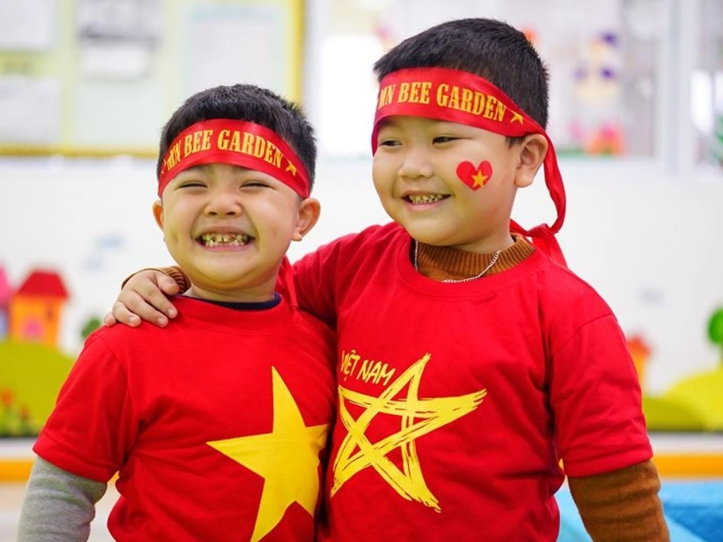 Áo in hình lá cờ Việt Nam giúp gia tăng sự gắn kết giữa các thành viên