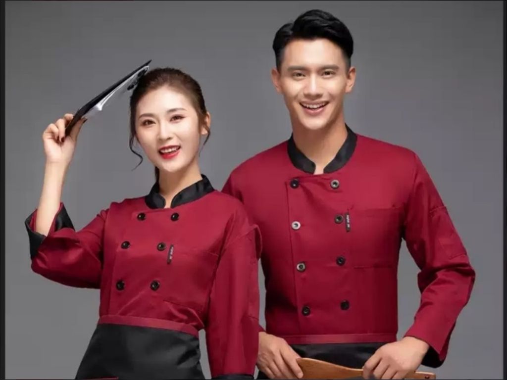 Áo đầu bếp thường được thiết kế với tay dài và hai hàng khuy đặc trưng