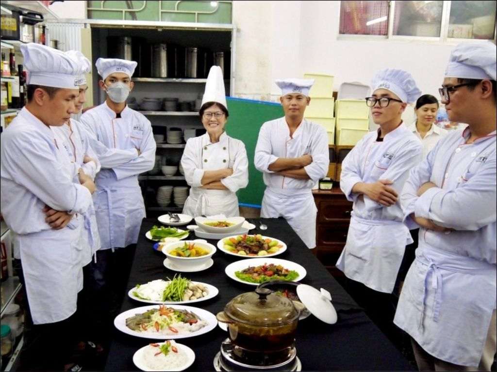 Quần bếp chuyên dụng thường được may từ chất liệu vải dày dặn