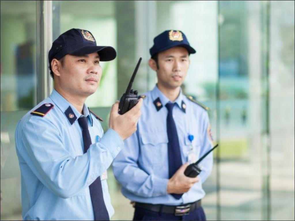 Quần áo của bộ đồng phục bảo vệ có màu xanh dương