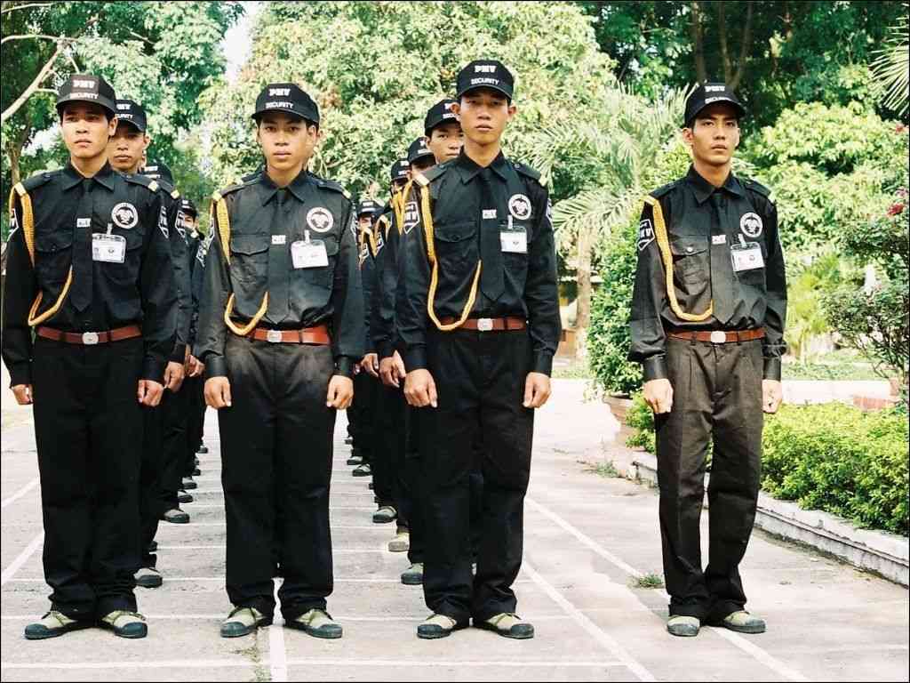 Một bộ đồng phục bảo vệ hoàn chỉnh bao gồm mũ lưỡi trai