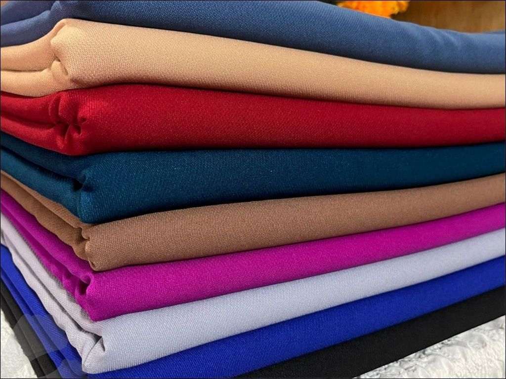 Vải tuyết mưa cao cấp là một loại vải dệt kim đôi (double-knit)