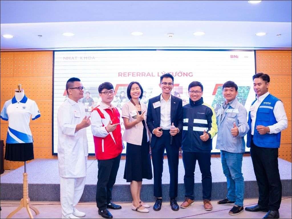 Nhất Khoa giúp bạn chọn áo kiểu công sở đẹp