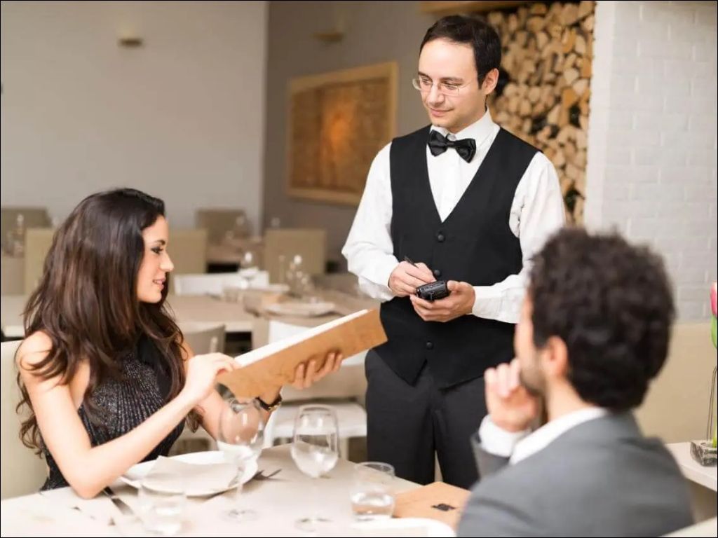 Cách phối màu tinh tế giữa các món đồ như áo, quần