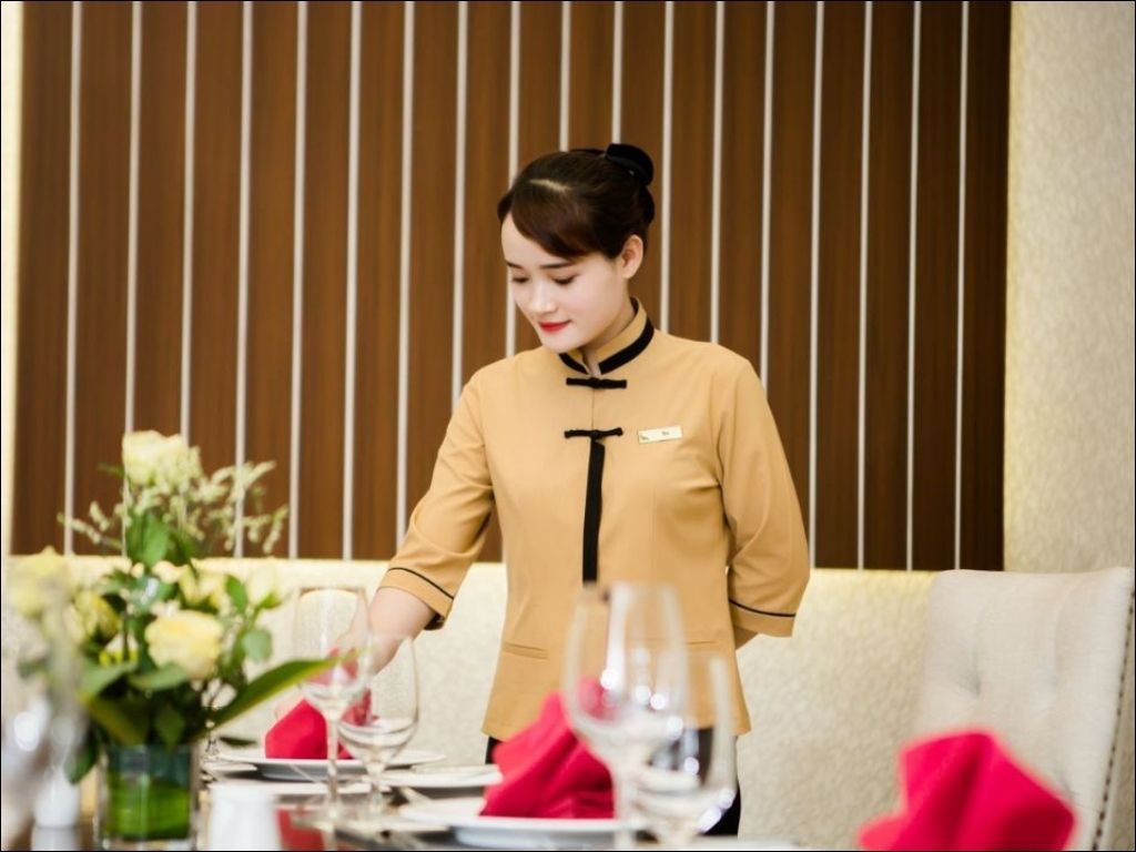 Bản tên là cách dễ nhất để tạo điểm nhấn cho bộ đồng phục nhà hàng đẹp