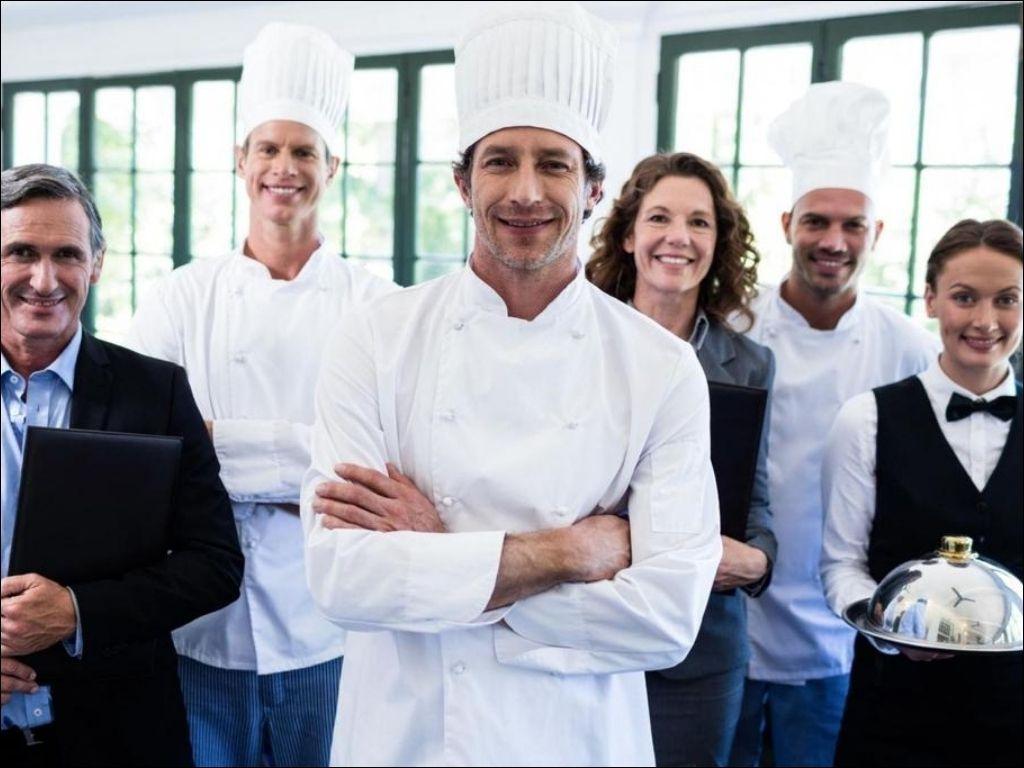 Một hệ thống đồng phục nhân viên nhà hàng được thiết kế hiện đại