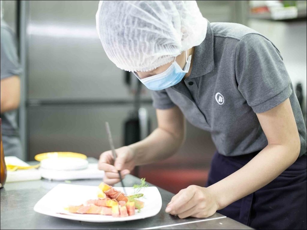 Một bộ đồng phục bếp nhà hàng được thiết kế thông minh