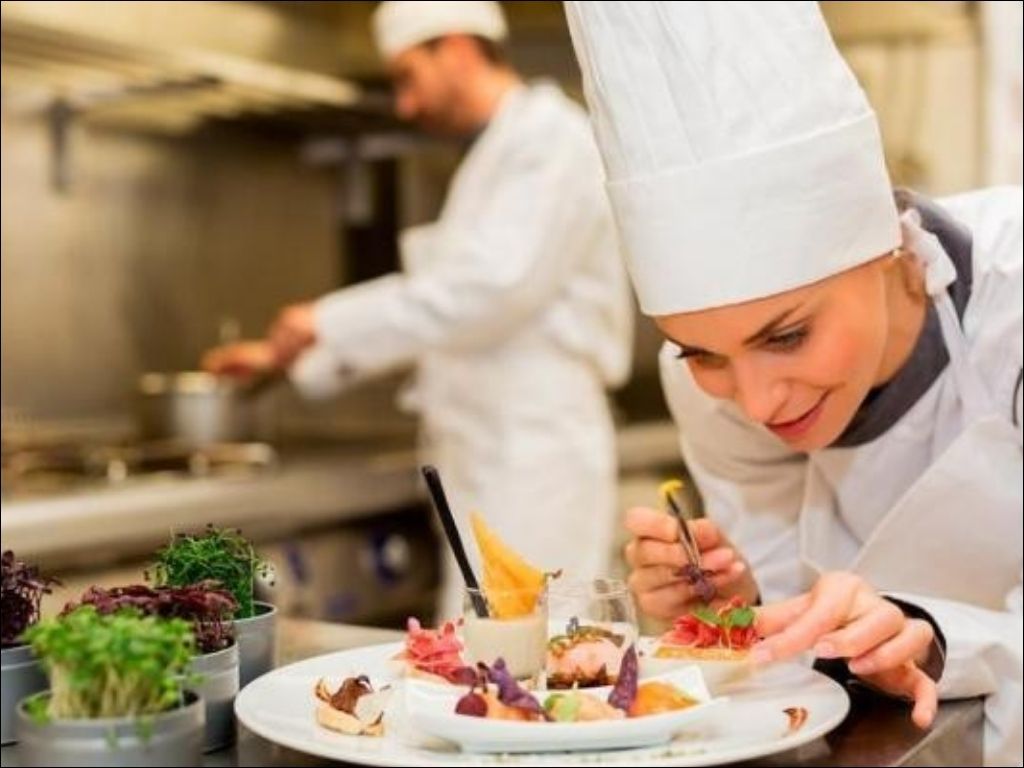 Bạn hãy tìm kiếm các thiết kế có phối lưới ở phần lưng