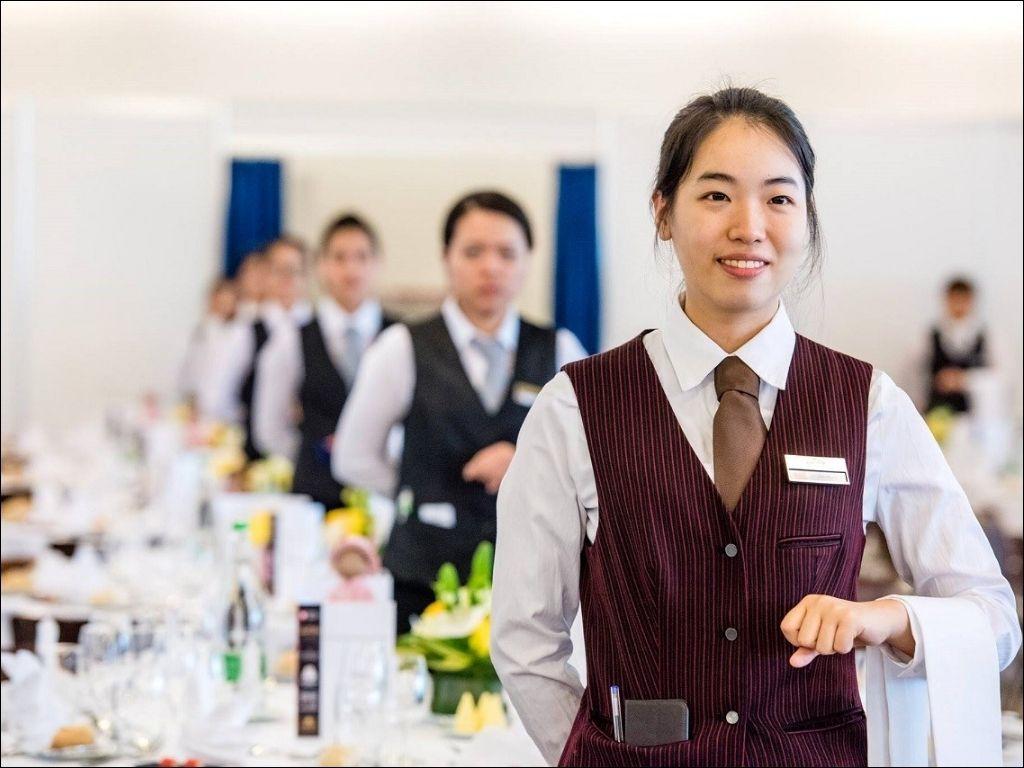 Đồng phục bếp trưởng thường là mẫu áo cao cấp