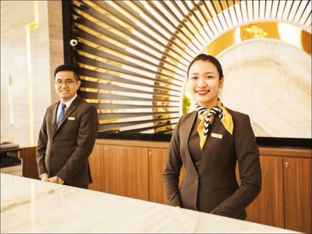 Áo sơ mi kết hợp áo vest bên ngoài trông bạn sang trọng hơn