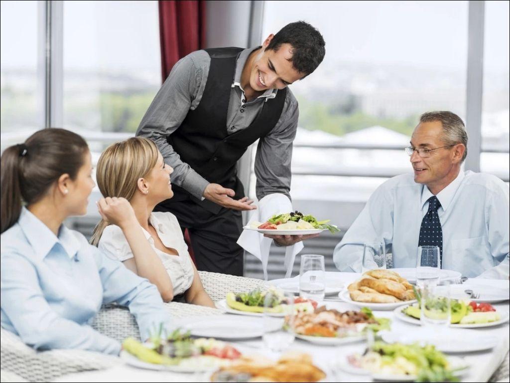 Các chi tiết như Nón, nơ hoặc cà vạt sẽ giúp hoàn thiện bộ quần áo