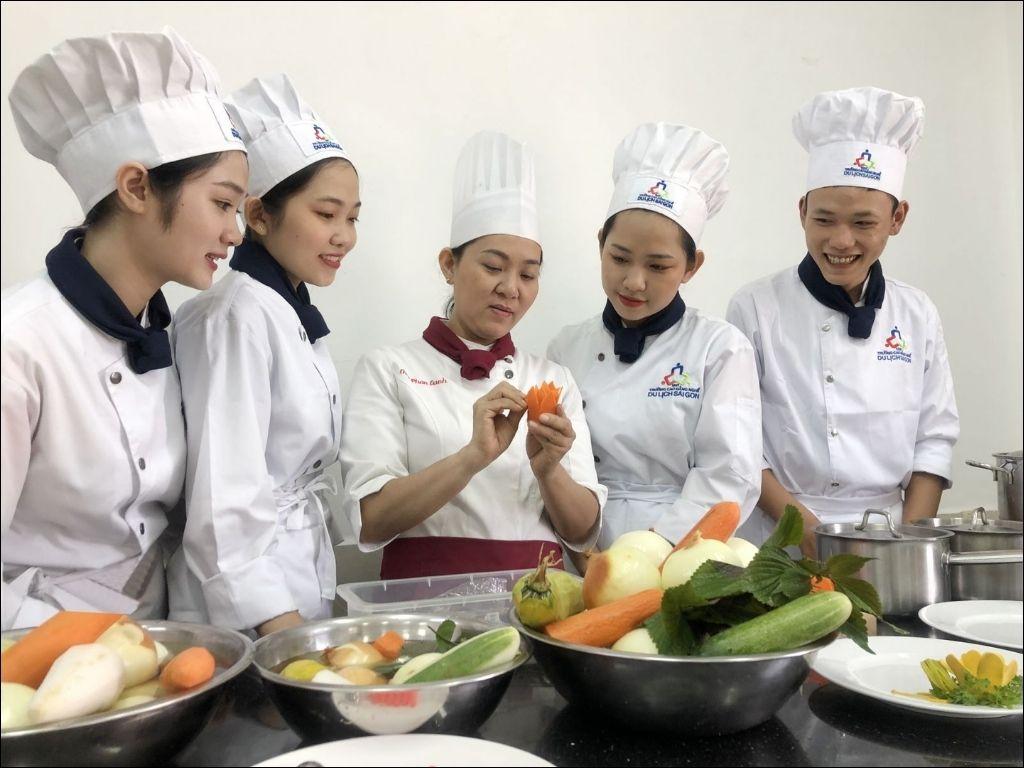 Mũ đồng phục nhà hàng khác nhau có thể giúp phân biệt các vị trí