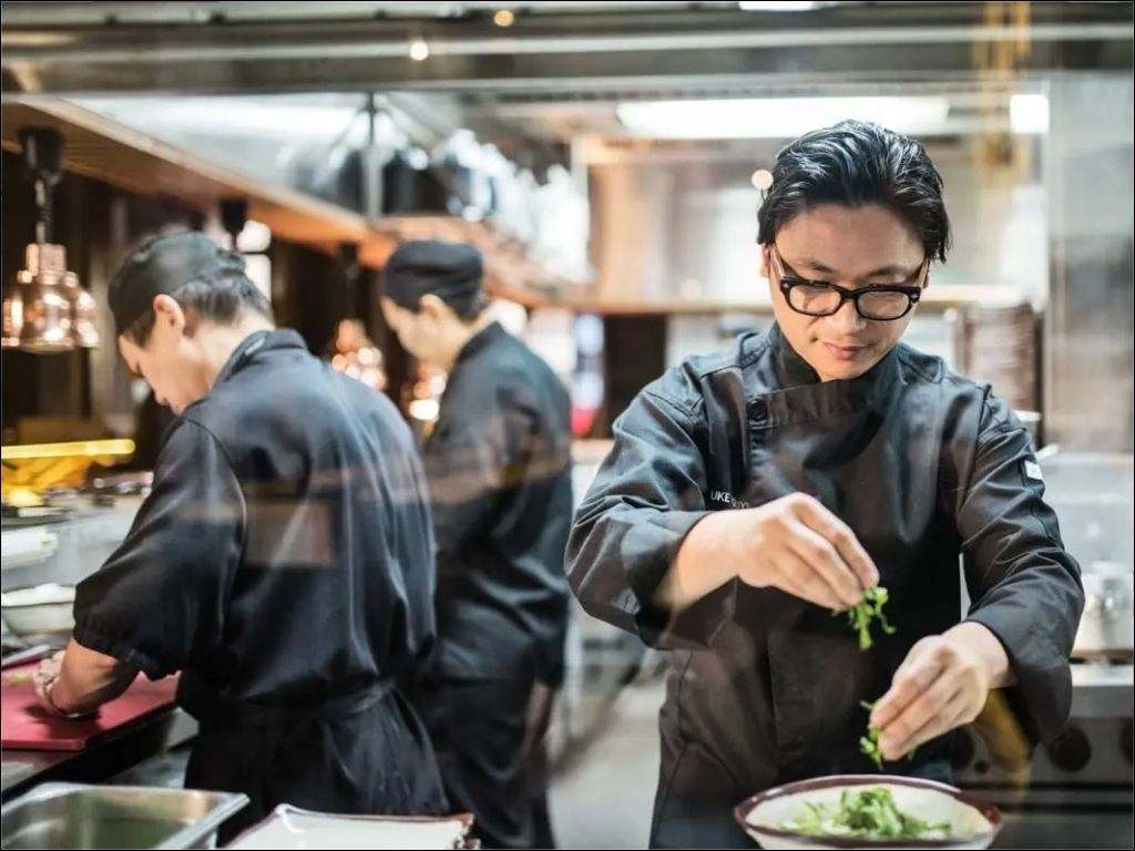 Bộ đồng phục nhà hàng khách sạn của bạn nên sử dụng màu sắc chủ đạo