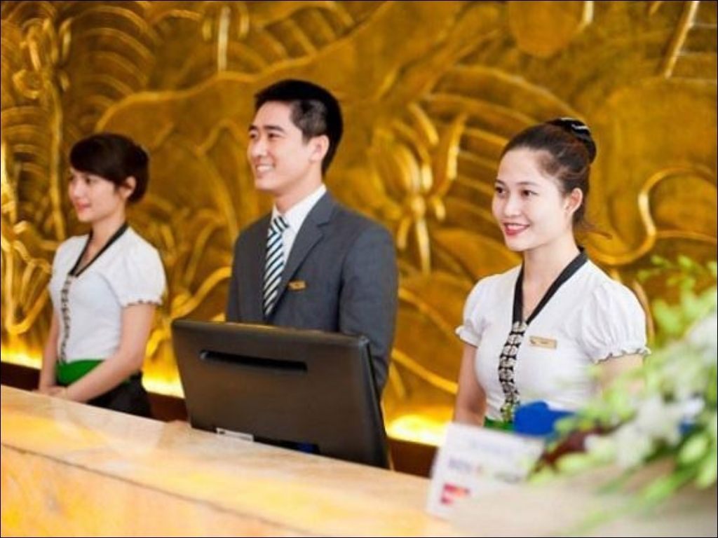 Lễ tân là điểm chạm đầu tiên và cuối cùng với khách hàng