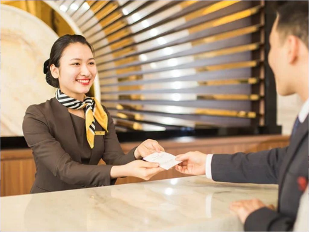 Sự khác biệt của một bộ đồng phục lễ tân khách sạn nằm ở khăn cổ