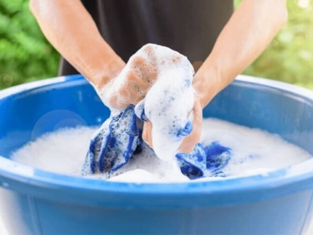 Giặt tay với nước lạnh luôn là lựa chọn tốt nhất