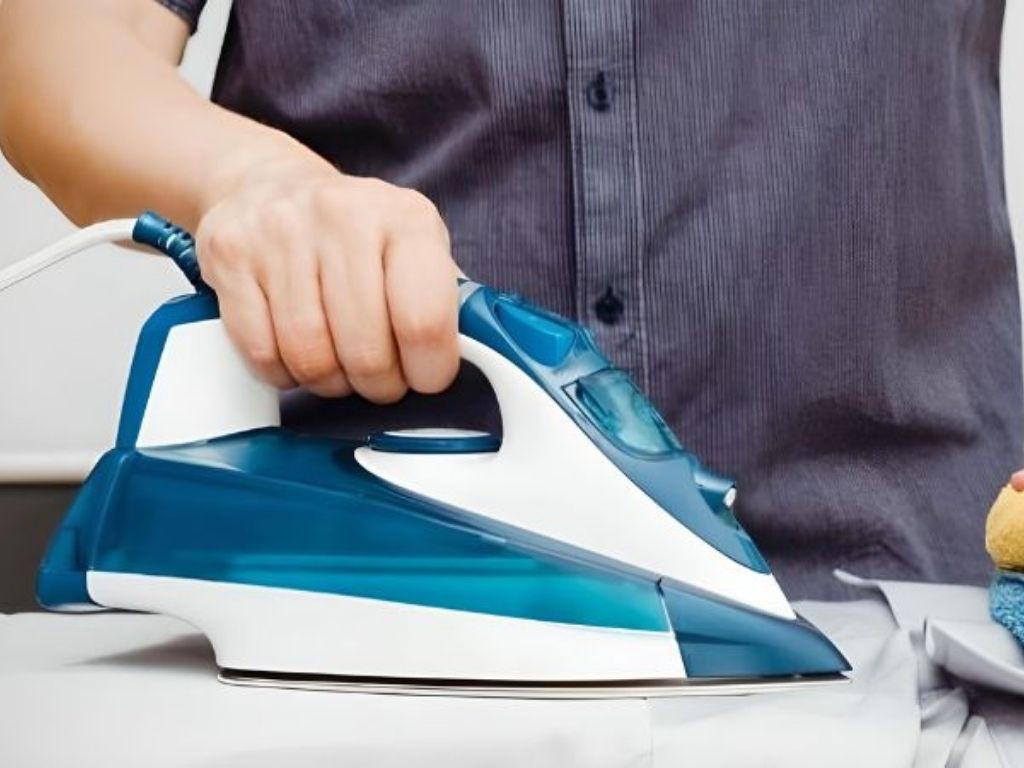 Bí quyết để ủi áo phẳng phiu là thực hiện khi áo còn hơi ẩm