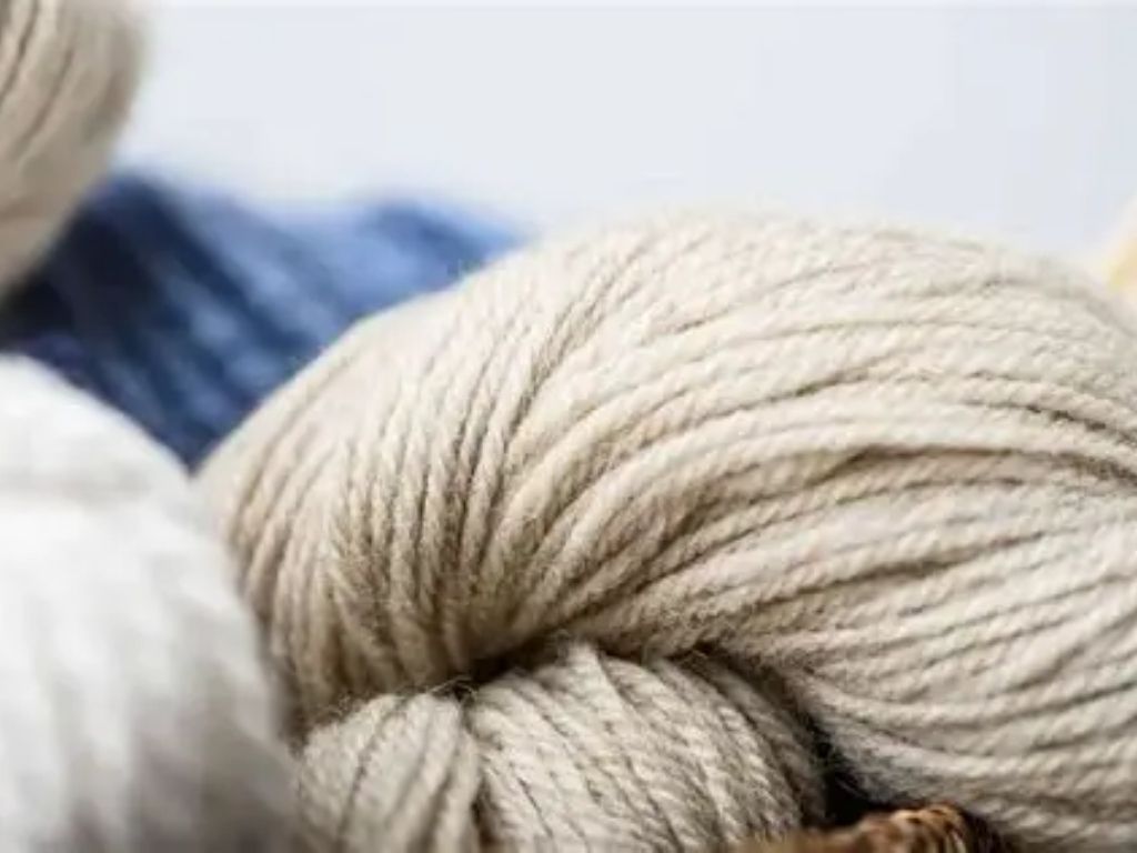 Chất liệu phổ biến nhất là len (Wool)