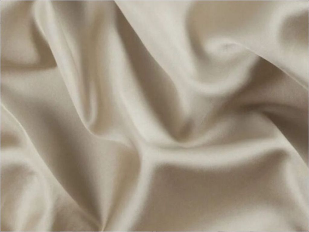 Một chiếc áo sơ mi cao cấp từ lụa mang lại vẻ ngoài đẳng cấp