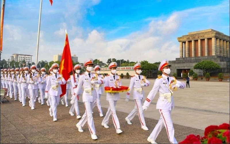 Nền đỏ tượng trưng cho máu đào và cách mạng