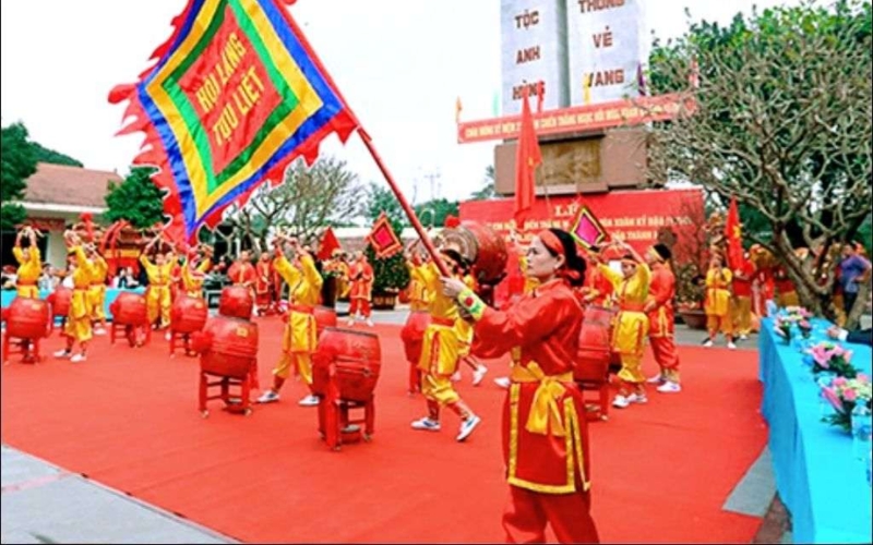 Lá cờ này thường có nền đỏ, viền vàng hoặc xanh