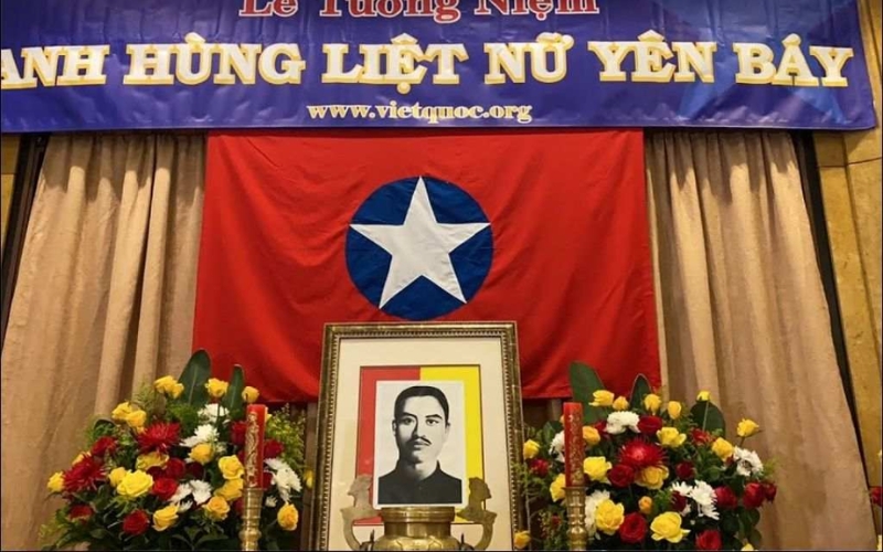 Lá cờ có thiết kế nửa trên màu đỏ, nửa dưới màu vàng