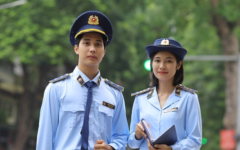 Cấp hiệu và biển tên phải được gắn ở vị trí theo quy định của ngành