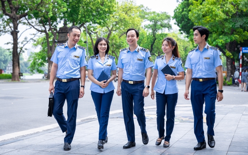 Đồng phục quản lý thị trường có màu chủ đạo là xanh da trời và xanh navy