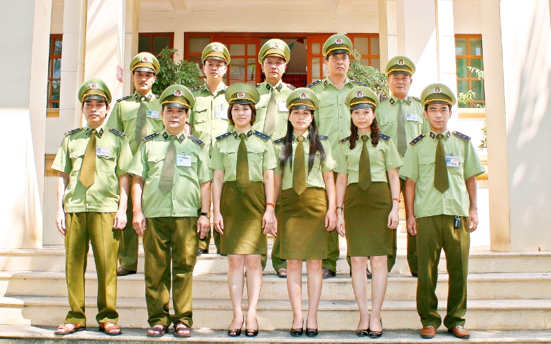 Mẫu đồng phục quản lý thị trường cũ màu xanh "cỏ úa"