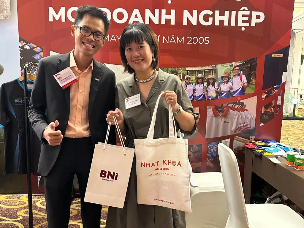 Bạn có thể dùng túi vải canvas in logo làm quà tặng cho khách hàng trong các sự kiện