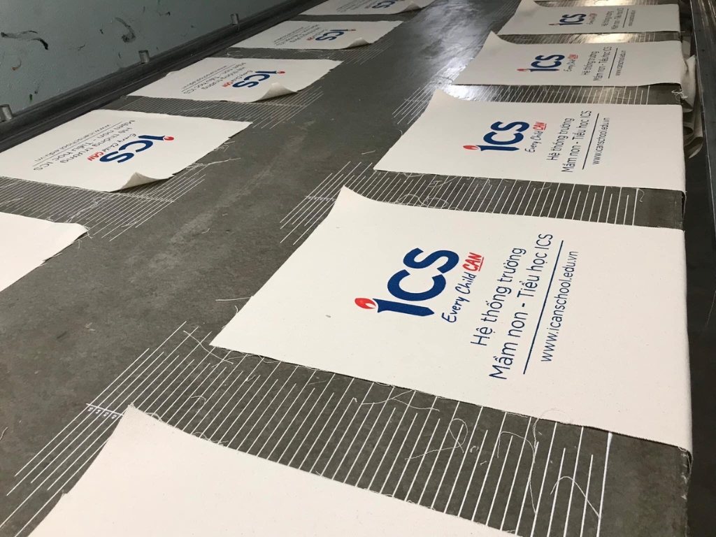 Các mảnh vải đã cắt được chuyển đến bộ phận in ấn