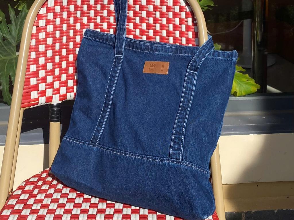 Túi tote vải denim mang lại phong cách thời trang cá tính