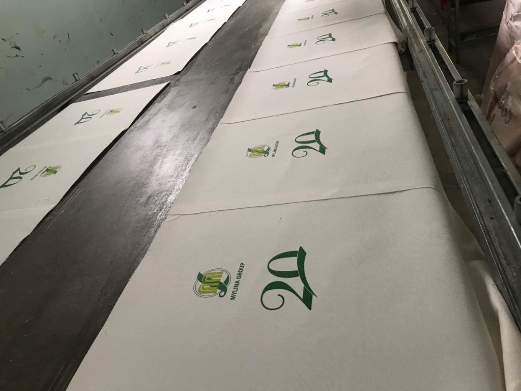 Công đoạn in hình lên mảnh vải đã cắt